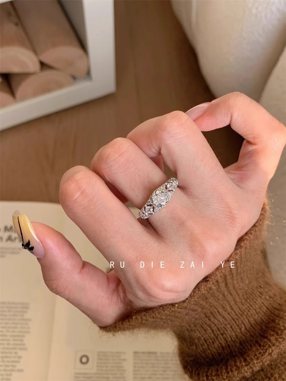 White Gold Plated Irregular Op - Vintage Fashion Center recensie en prijs